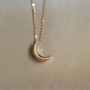 Elegant Gold Crescent Moon Necklace